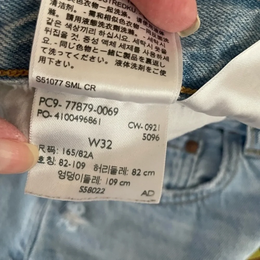 Levi’s ribcage light wash frayed cut off premium denim shorts‎ size 32